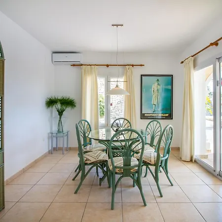 La Paloma Blanca By Abahana Κάλπε